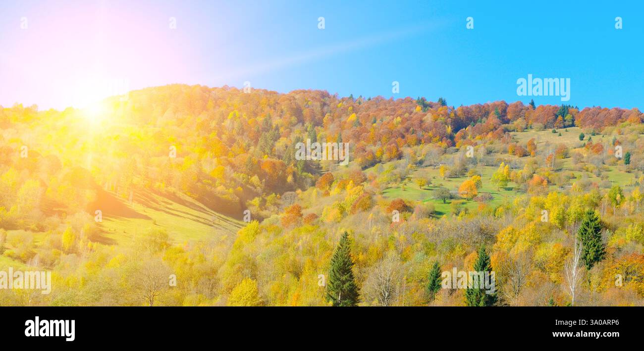 Pittoresco paesaggio autunnale con catene montuose, foreste decidue e luminosa alba. Carpazi, Ucraina. Foto grandangolare. Foto grandangolare. Foto Stock
