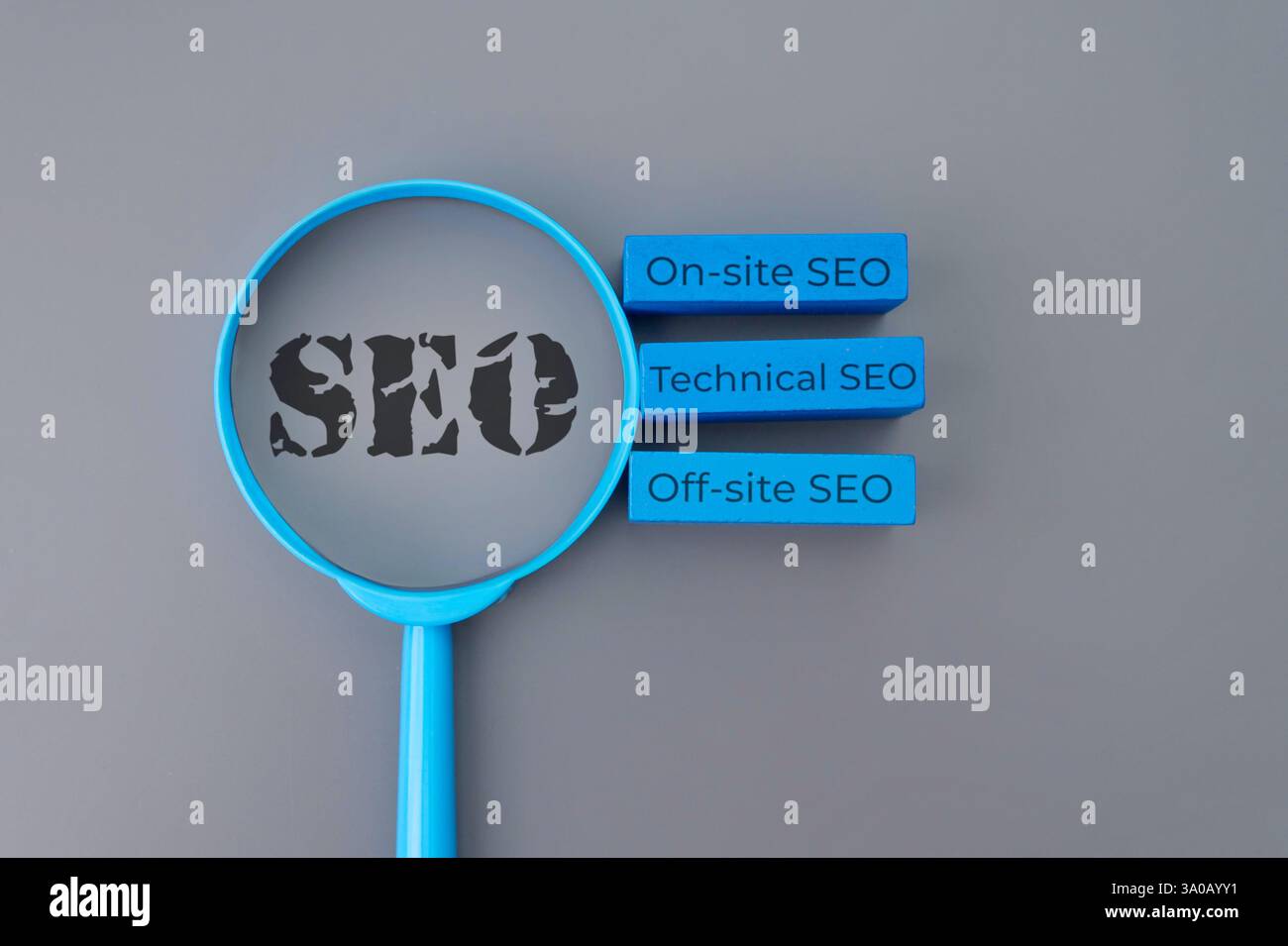 Una lente d'ingrandimento con le lettere "SEO" accanto a tre blocchi etichettati "SEO on-site", "SEO tecnico" e "SEO off-site". Ottimizzazione dei motori di ricerca Foto Stock