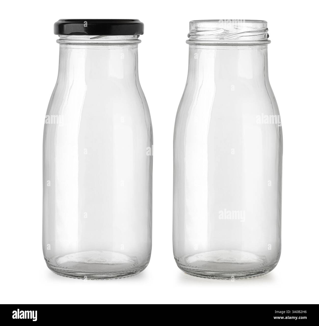 Due flaconi di vetro vuoti isolati su sfondo bianco, uno con tappo nero e uno aperto Foto Stock Due flaconi di vetro vuoti isolati su sfondo bianco, uno con tappo nero e uno aperto Foto Stock