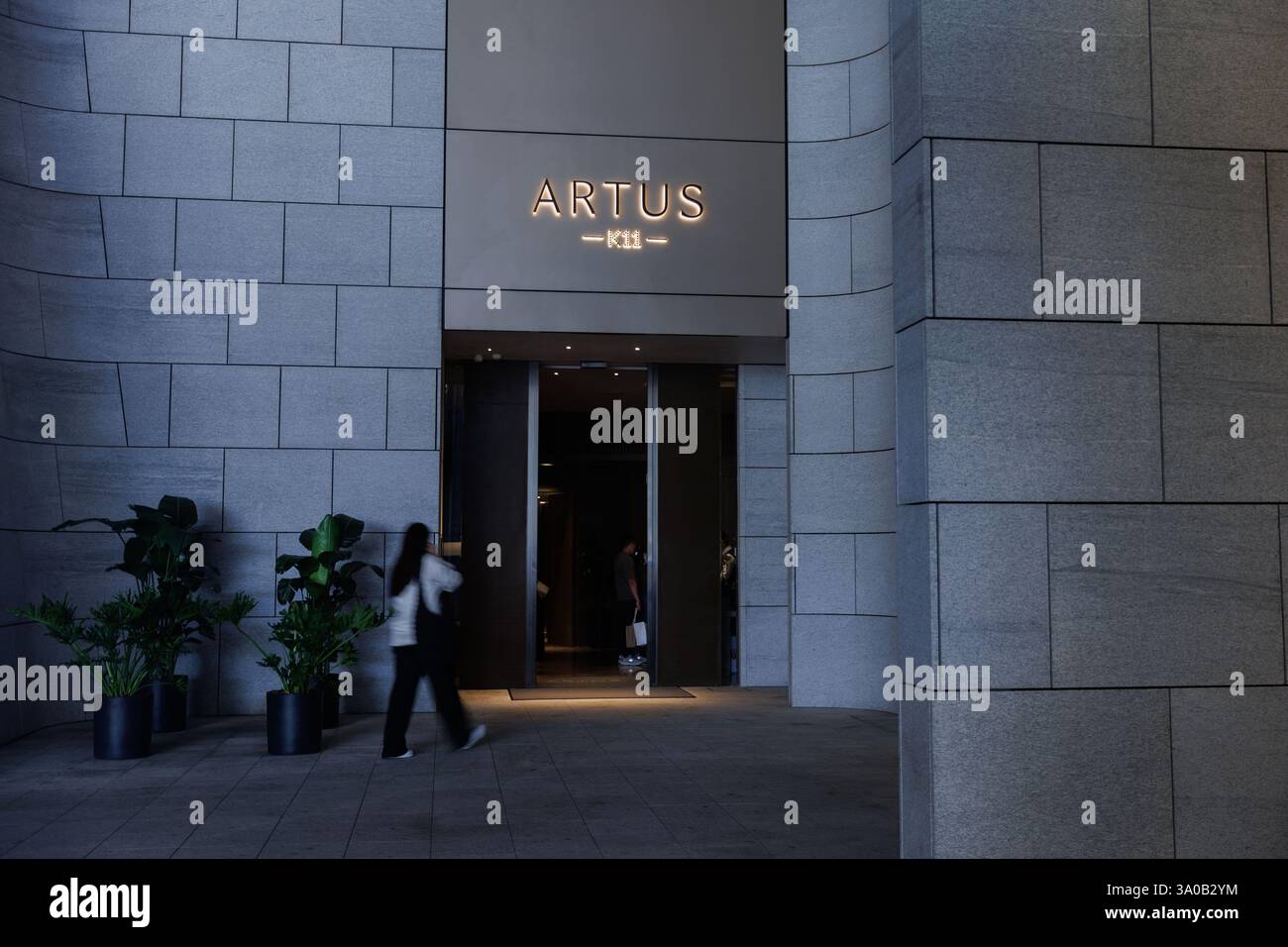 Hong Kong, Cina. 2 marzo 2025. Una persona entra nell'Artus K11, una residenza di lusso sotto il New World Development a Hong Kong il 2 marzo 2025. New World Development (NWD) è un conglomerato con sede a Hong Kong impegnato nello sviluppo di immobili, infrastrutture, hotel e vendita al dettaglio, con l'obiettivo di creare spazi urbani sostenibili e innovativi. Credito: SOPA Images Limited/Alamy Live News Foto Stock