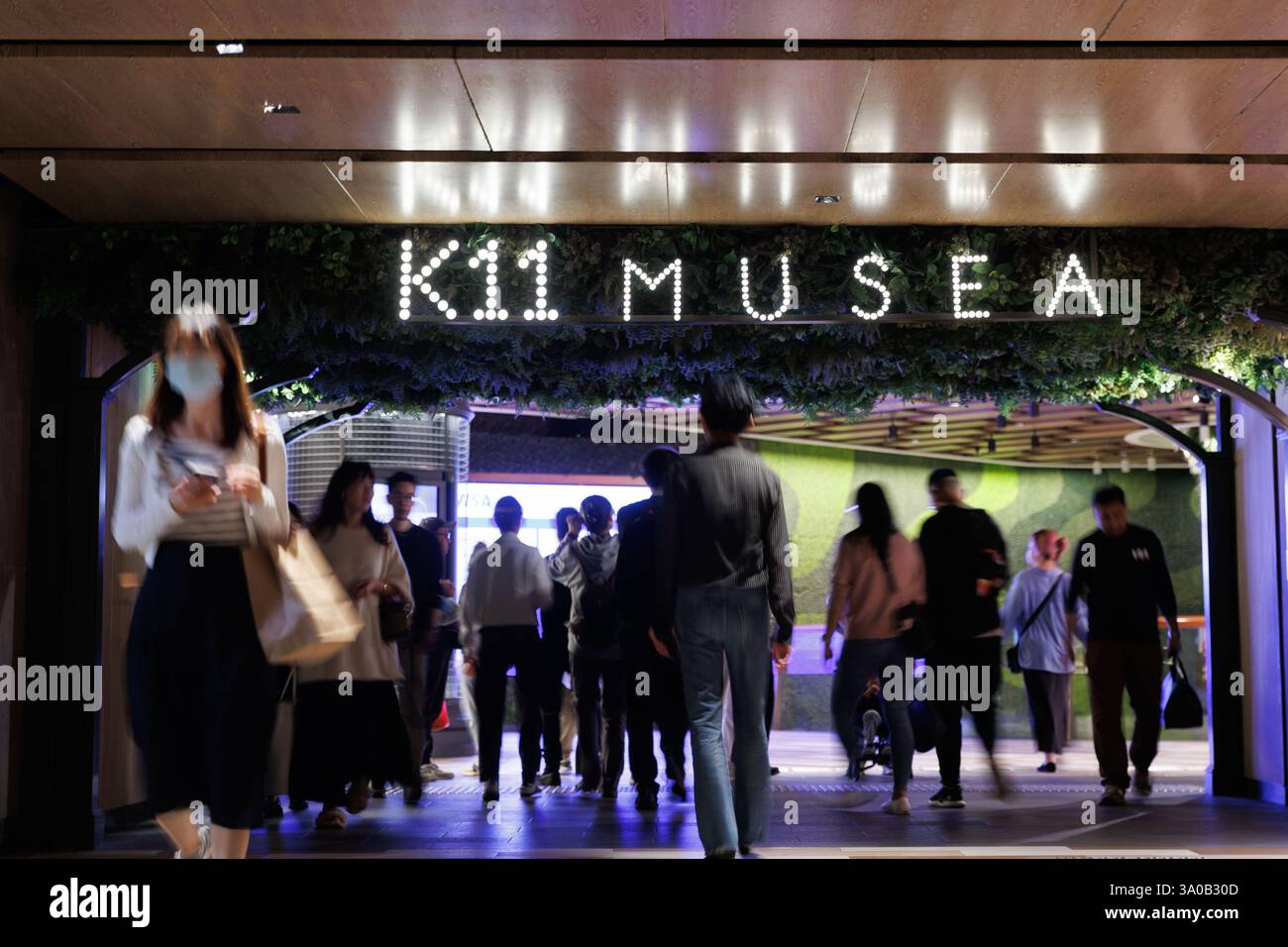 Hong Kong, Cina. 2 marzo 2025. Persone all'interno del centro commerciale K11 Musea sotto il New World Development (NWD) a Hong Kong il 2 marzo 2025. New World Development (NWD) è un conglomerato con sede a Hong Kong impegnato nello sviluppo di immobili, infrastrutture, hotel e vendita al dettaglio, con l'obiettivo di creare spazi urbani sostenibili e innovativi. Credito: SOPA Images Limited/Alamy Live News Foto Stock