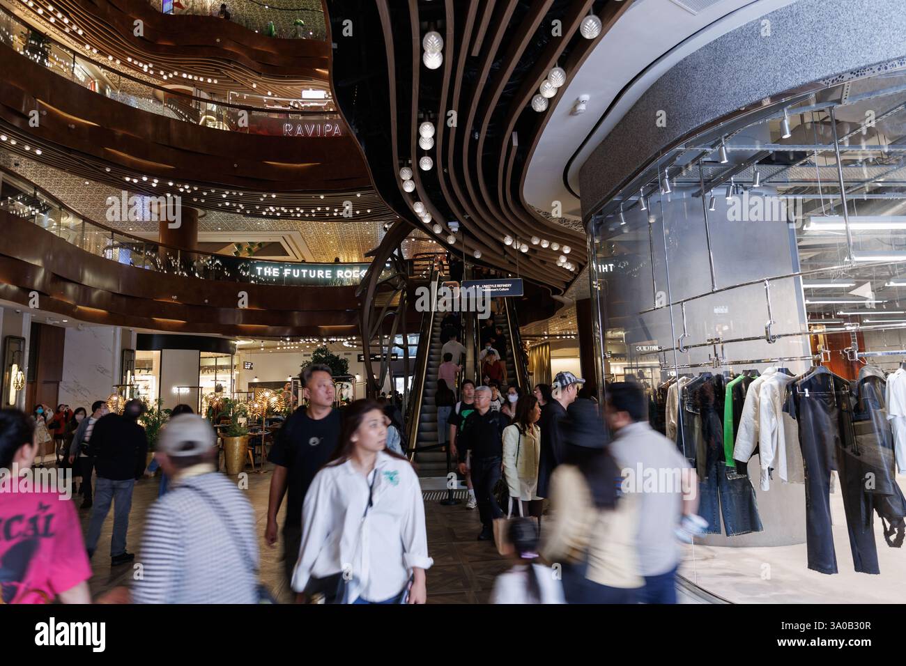 Hong Kong, Cina. 2 marzo 2025. Persone all'interno del centro commerciale K11 Musea sotto il New World Development (NWD) a Hong Kong il 2 marzo 2025. New World Development (NWD) è un conglomerato con sede a Hong Kong impegnato nello sviluppo di immobili, infrastrutture, hotel e vendita al dettaglio, con l'obiettivo di creare spazi urbani sostenibili e innovativi. Credito: SOPA Images Limited/Alamy Live News Foto Stock