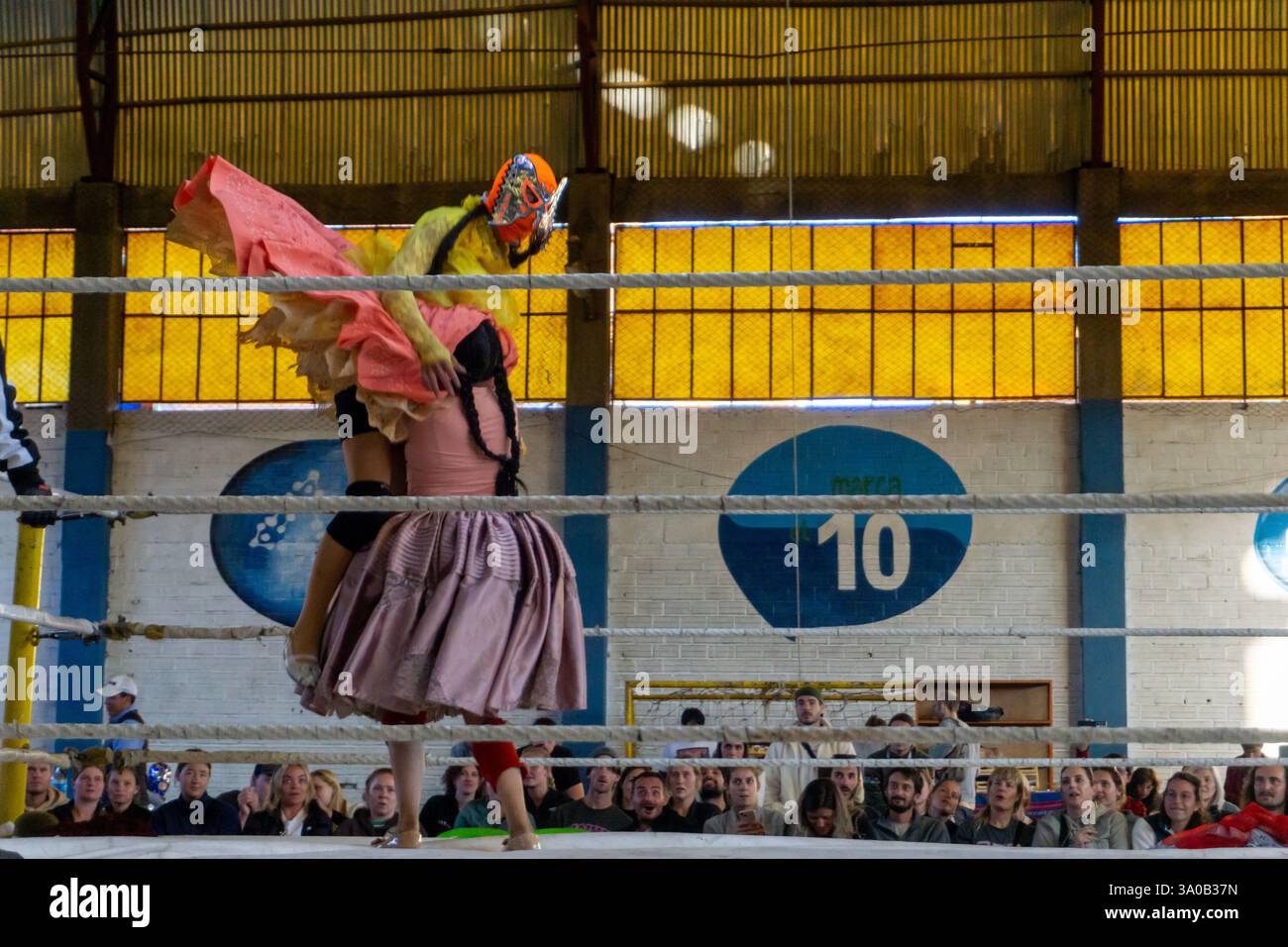 Spettacolare Cholitas Wrestling Show a El alto la Paz Bolivia wrestler femminili in gonne e cappelli che si esibiscono nel ring Foto Stock