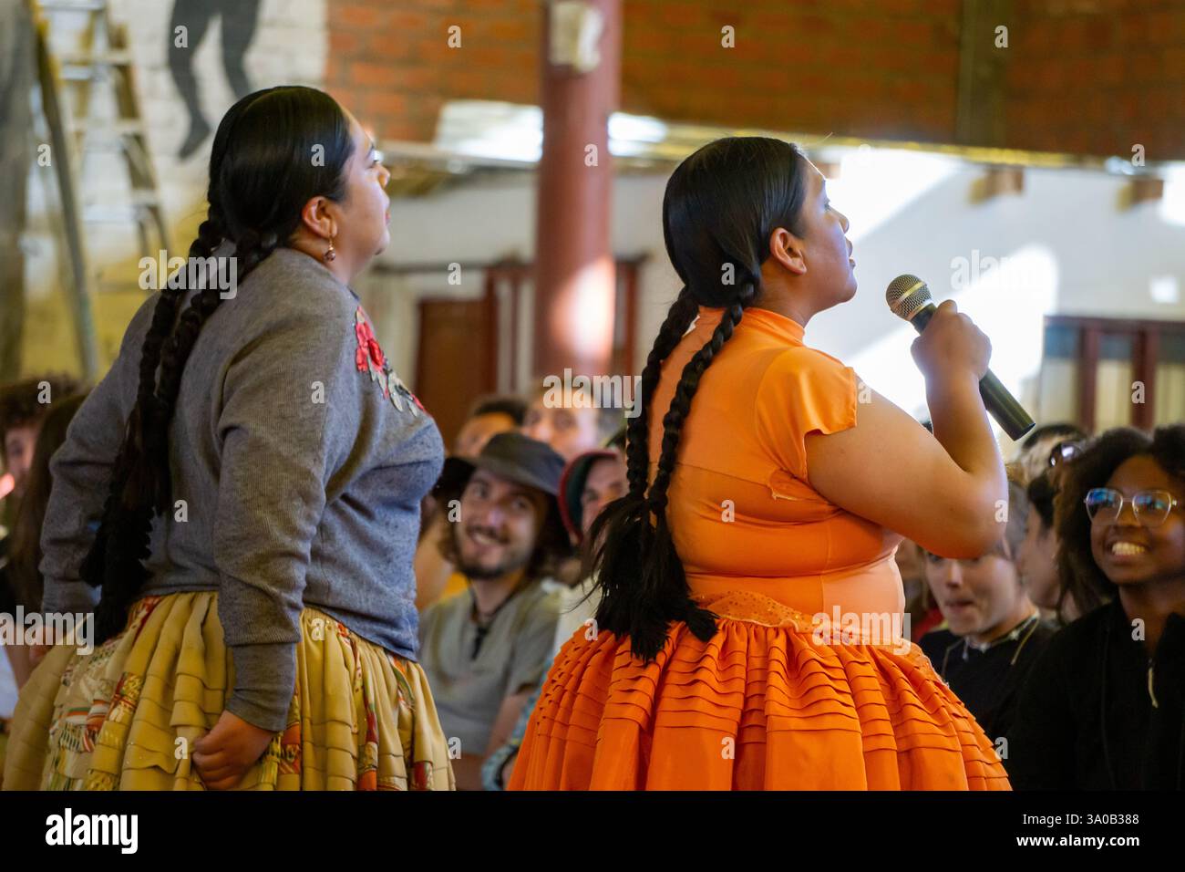 High-Flying Action al Cholitas Wrestling Show di El alto la Paz Bolivia wrestlers femminili che eseguono acrobazie nel ring Foto Stock