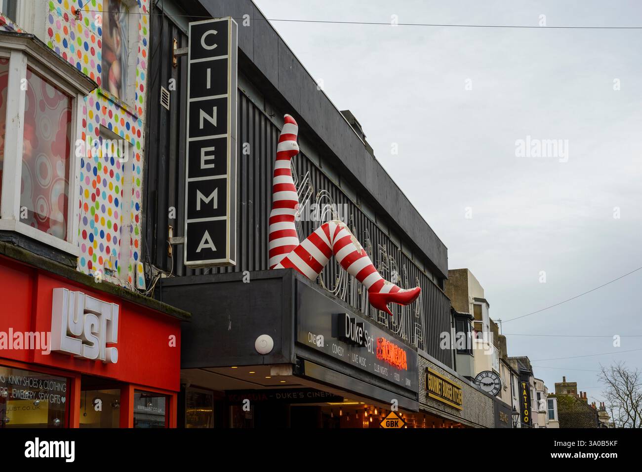 Duke's Komedia Cinema in Gardner Street, The Lanes, Brighton con gambe in calze a righe bianche e rosa. Foto Stock