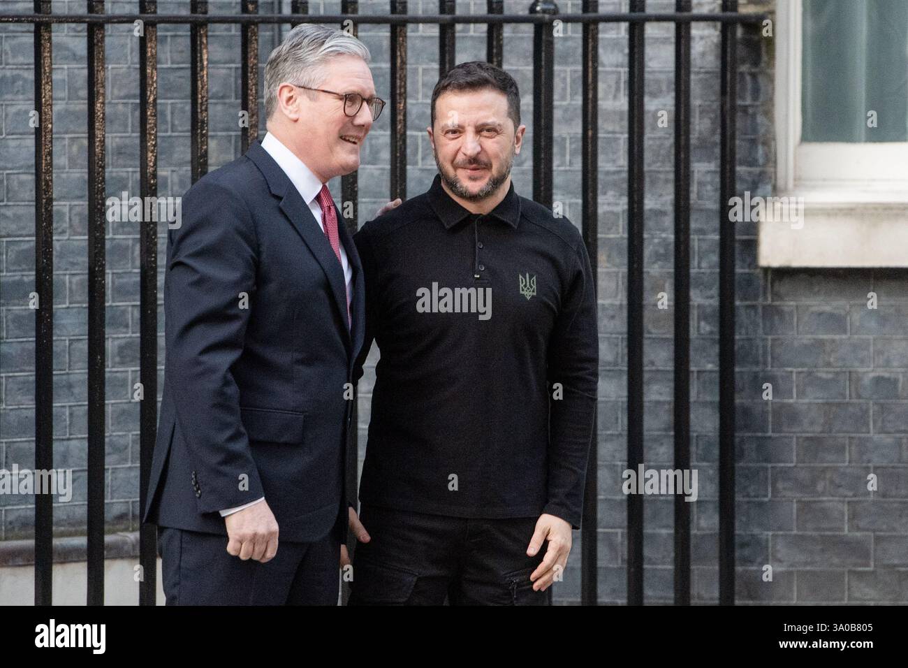 Londra, Regno Unito. Marzo 2025. Il primo ministro britannico Keir Starmer dà il benvenuto al presidente ucraino Volodymyr Zelensky al 10 di Downing Street a Londra. I leader discuteranno il sostegno continuo all'Ucraina, le future garanzie di sicurezza e gli aiuti militari in vista di un vertice con i leader europei in Ucraina. Foto Stock