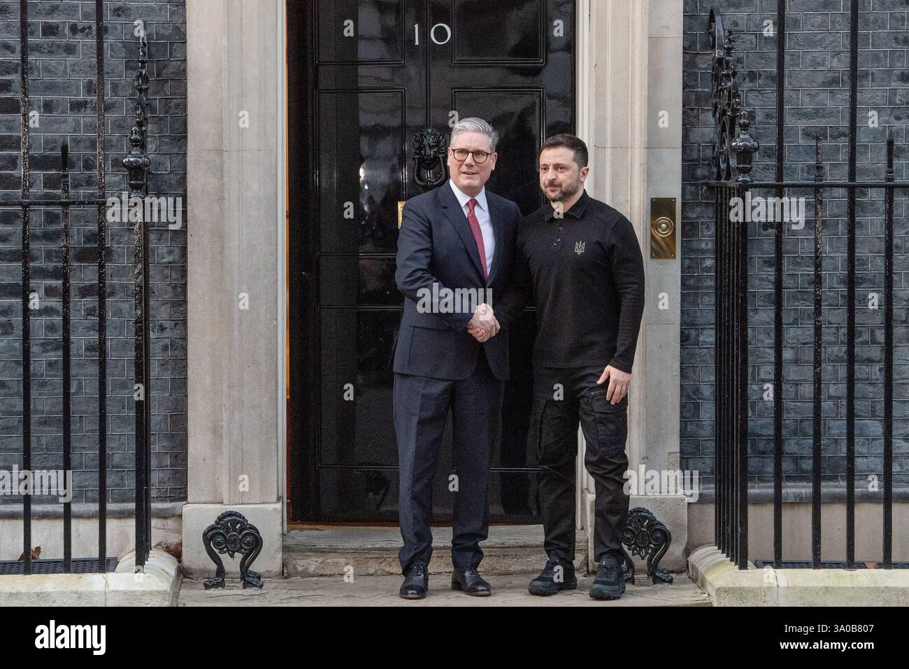 Londra, Regno Unito. Marzo 2025. Il primo ministro britannico Keir Starmer dà il benvenuto al presidente ucraino Volodymyr Zelensky al 10 di Downing Street a Londra. I leader discuteranno il sostegno continuo all'Ucraina, le future garanzie di sicurezza e gli aiuti militari in vista di un vertice con i leader europei in Ucraina. Foto Stock