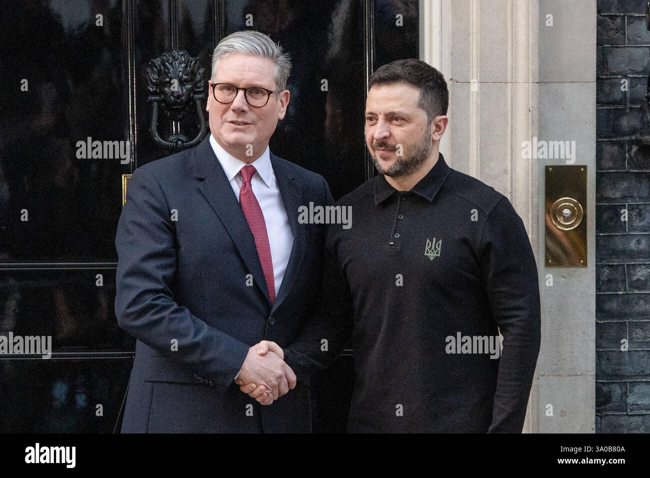 Londra, Regno Unito. Marzo 2025. Il primo ministro britannico Keir Starmer dà il benvenuto al presidente ucraino Volodymyr Zelensky al 10 di Downing Street a Londra. I leader discuteranno il sostegno continuo all'Ucraina, le future garanzie di sicurezza e gli aiuti militari in vista di un vertice con i leader europei in Ucraina. Foto Stock
