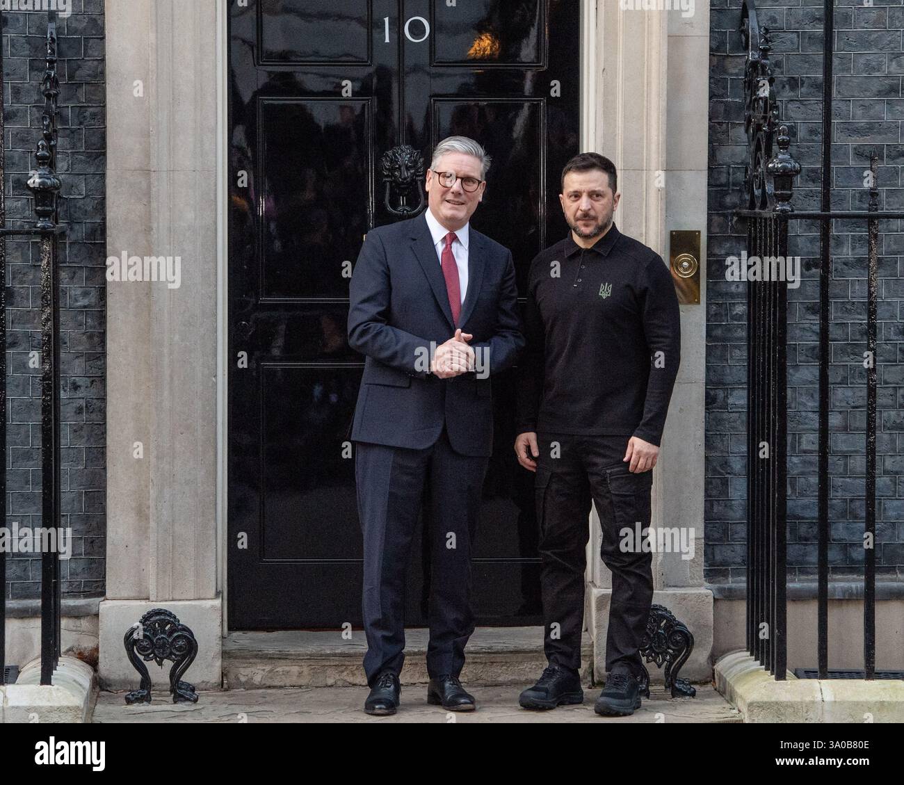 Londra, Regno Unito. Marzo 2025. Il primo ministro britannico Keir Starmer dà il benvenuto al presidente ucraino Volodymyr Zelensky al 10 di Downing Street a Londra. I leader discuteranno il sostegno continuo all'Ucraina, le future garanzie di sicurezza e gli aiuti militari in vista di un vertice con i leader europei in Ucraina. Foto Stock