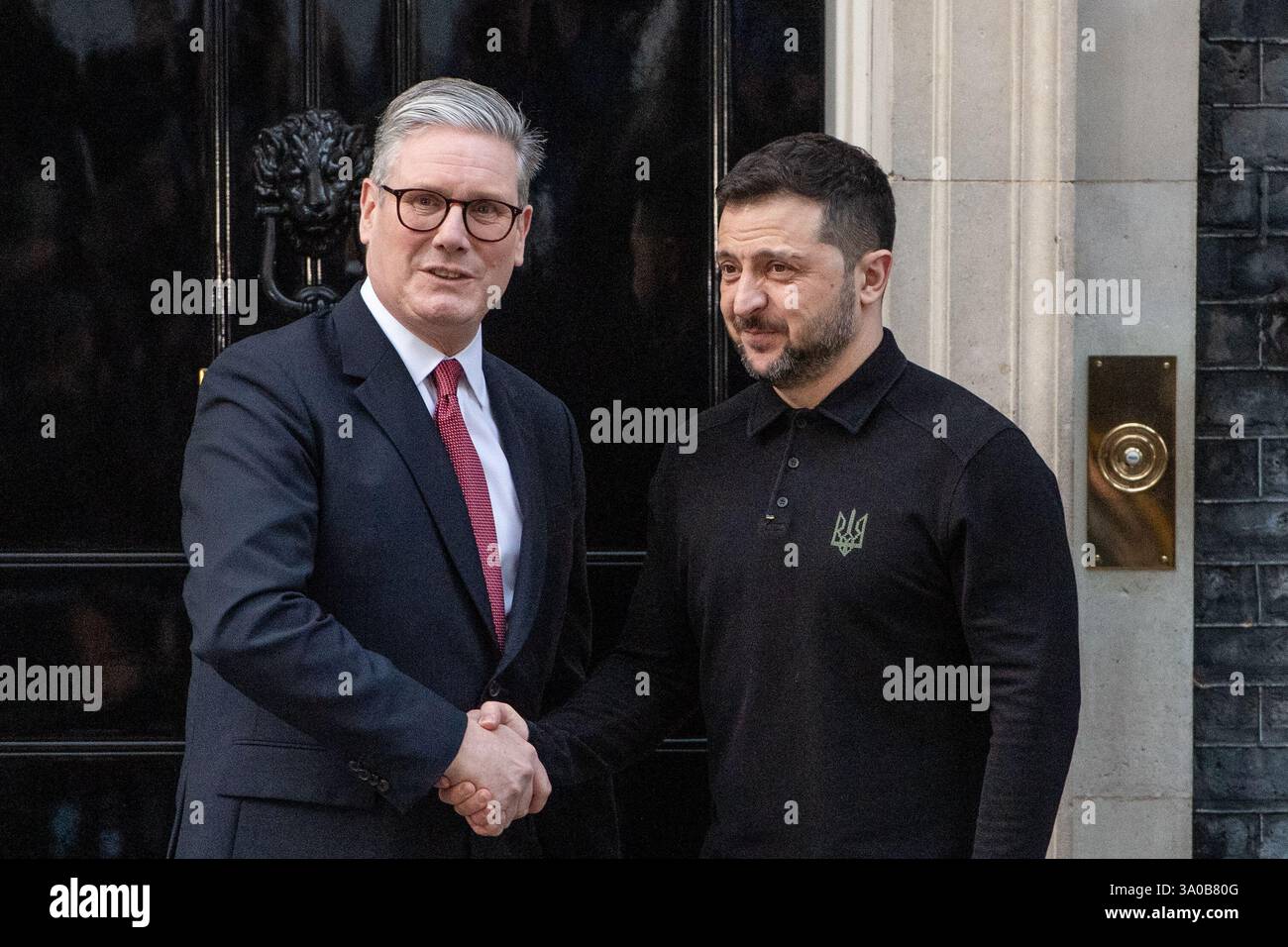 Londra, Regno Unito. Marzo 2025. Il primo ministro britannico Keir Starmer dà il benvenuto al presidente ucraino Volodymyr Zelensky al 10 di Downing Street a Londra. I leader discuteranno il sostegno continuo all'Ucraina, le future garanzie di sicurezza e gli aiuti militari in vista di un vertice con i leader europei in Ucraina. Foto Stock