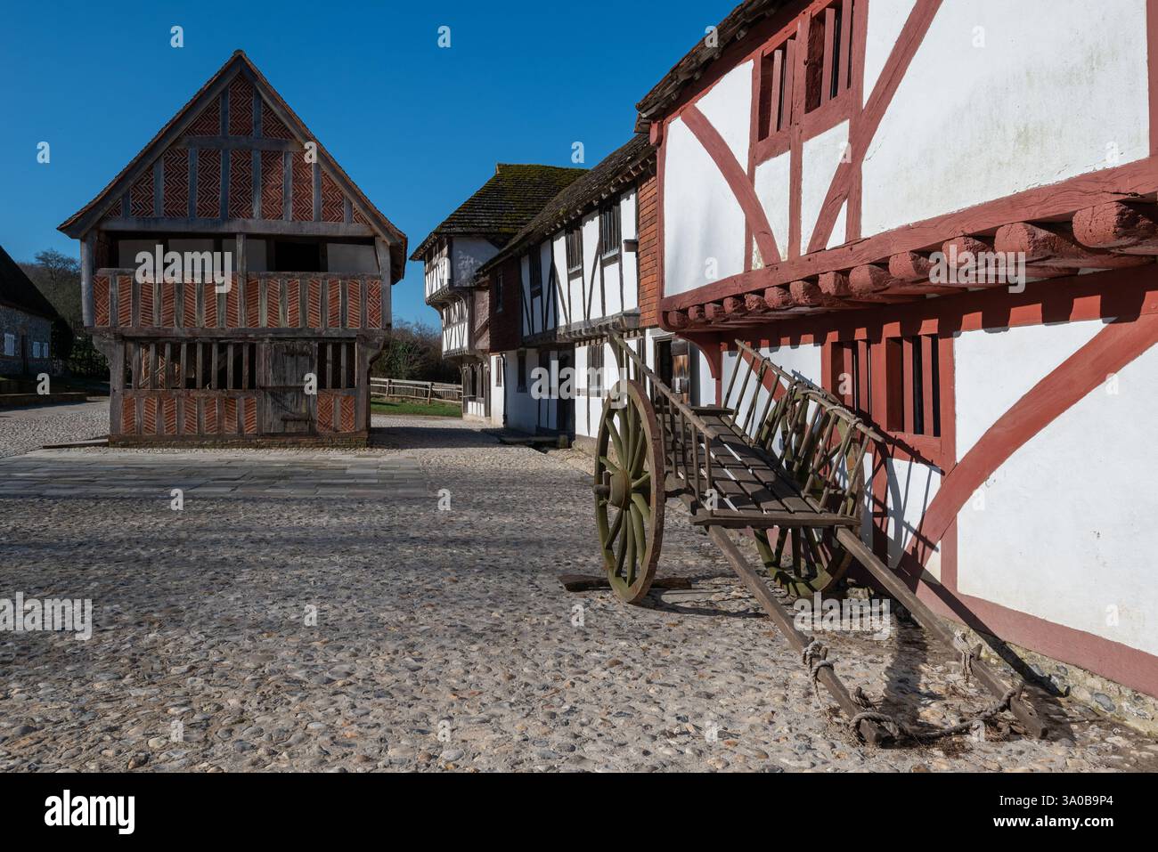Vecchio carro di legno di fronte agli edifici del museo vivente Weald and Downland. Febbraio 2025. Foto Stock