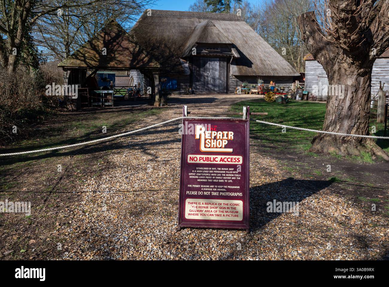 Il Court Barn all'interno del museo vivente Weald and Downland. La serie TV della BBC The Repair Shop è stata girata qui. Febbraio 2025. Foto Stock
