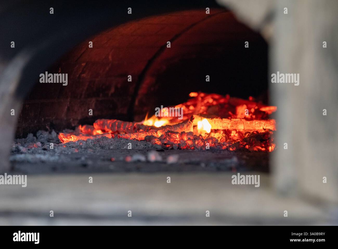 Brace scintillante all'interno di un forno in mattoni vecchio stile. Foto Stock