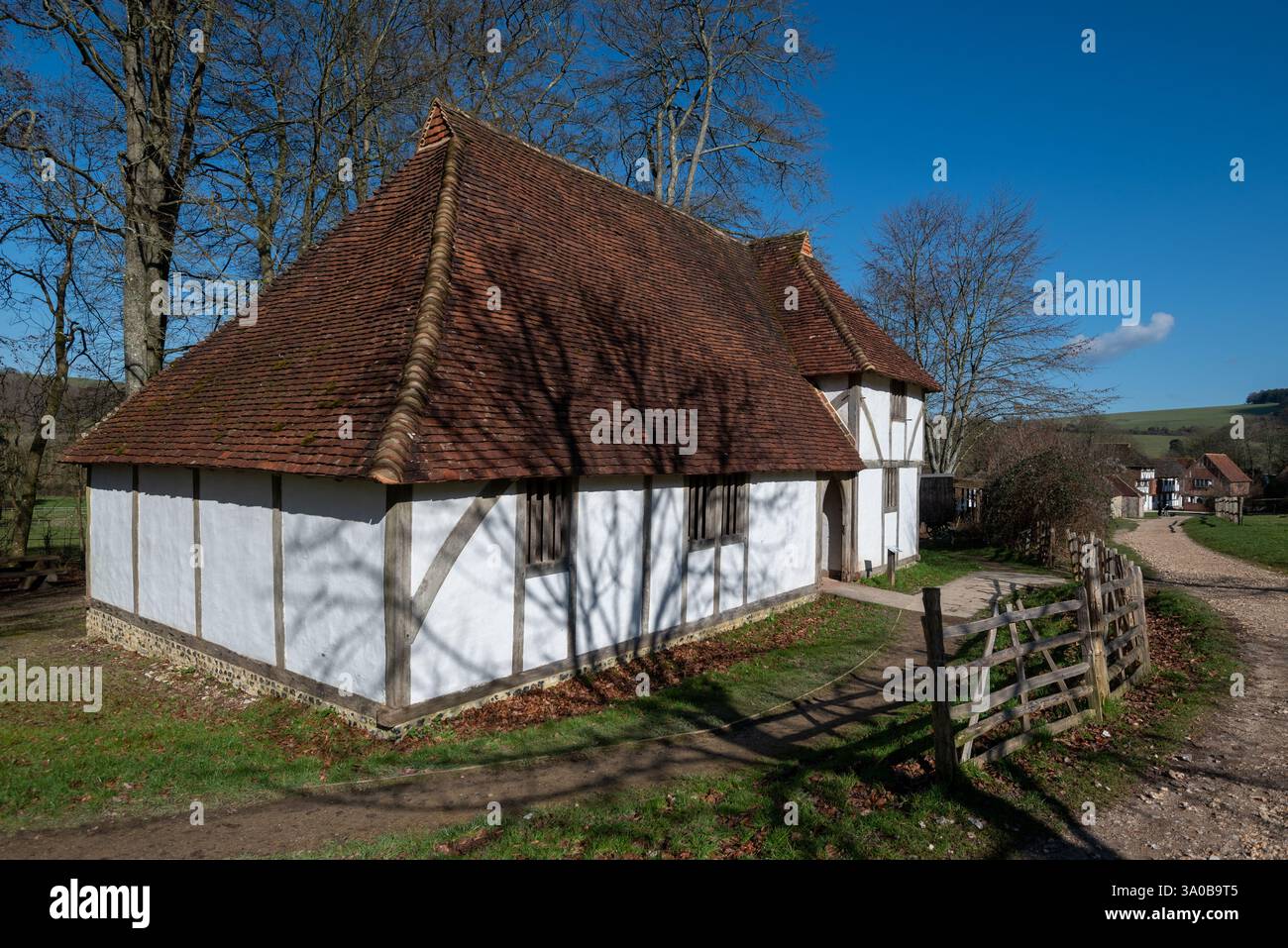 Unica casa medievale nel museo vivente Weald and Downland. Febbraio 2025. Foto Stock