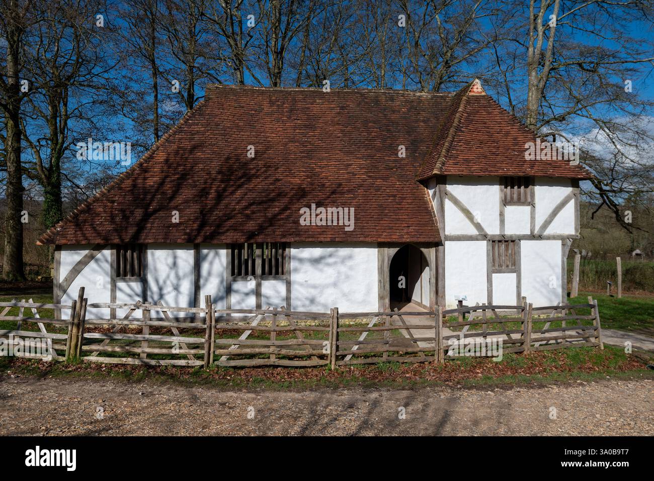 Unica casa medievale nel museo vivente Weald and Downland. Febbraio 2025. Foto Stock