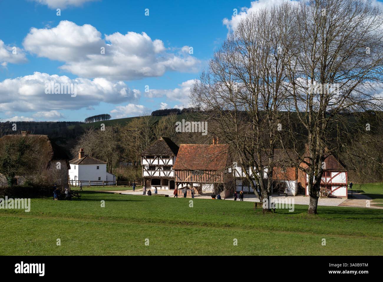 Edifici e praterie all'interno del museo vivente Weald and Downland. Febbraio 2025. Foto Stock