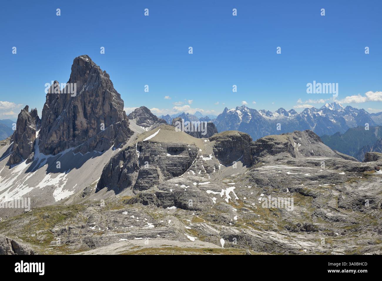 Le catene montuose delle Dolomiti si affacciano su un cielo azzurro. Immagine di esempio per vacanze attive in montagna. Dolomiti di Sesto, alto Adige, Italia Foto Stock