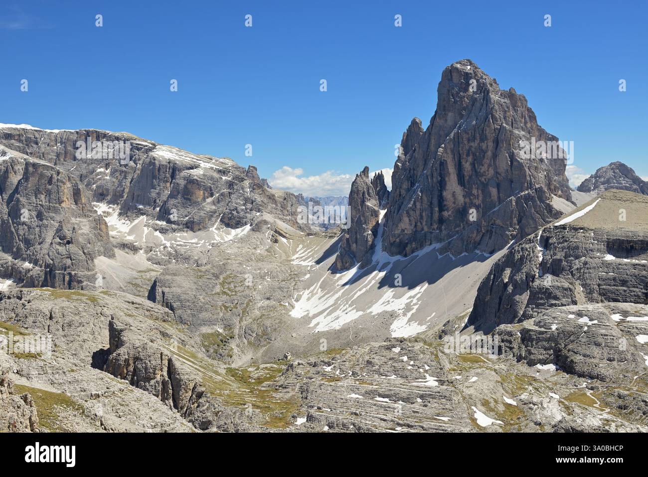 Vista pittoresca della cima una, ripida e aspra cima delle dolomiti, sotto il cielo azzurro. Sexten, alto Adige, Italia. Immagine dell'intestazione a tema alpinismo. Foto Stock