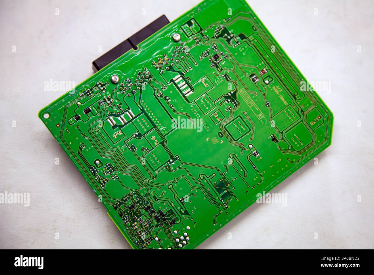 Sfondo e struttura di una scheda a circuito stampato con microchip e chip da un modulo di sicurezza per auto Foto Stock