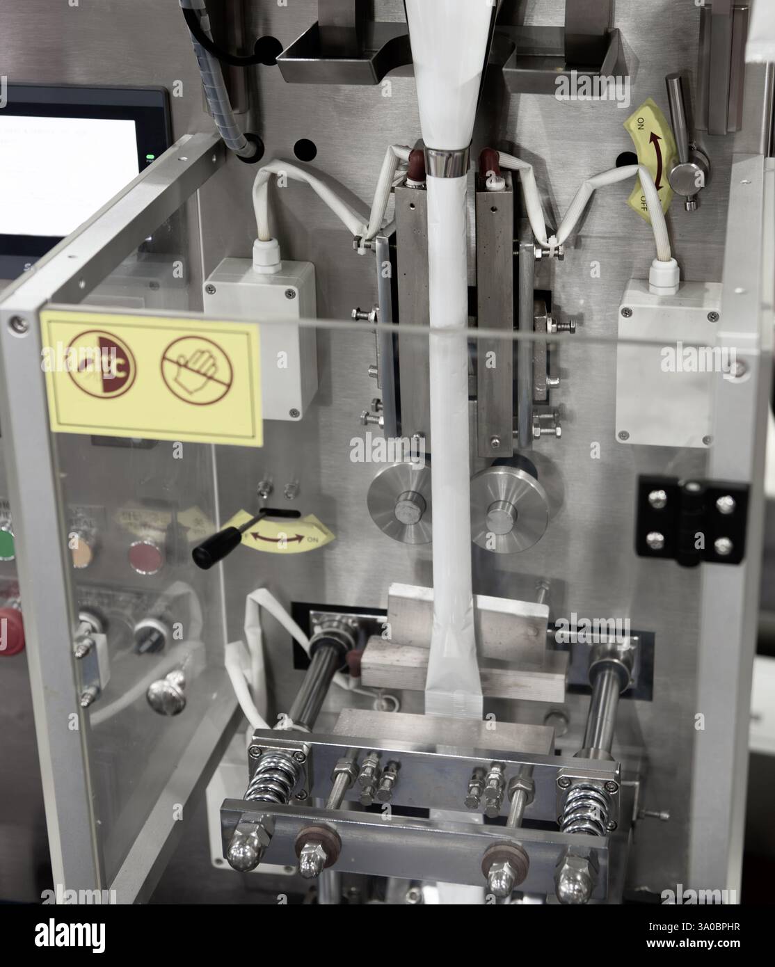 Macchina per il riempimento e il confezionamento verticale di bustine di salsa nell'industria alimentare Foto Stock