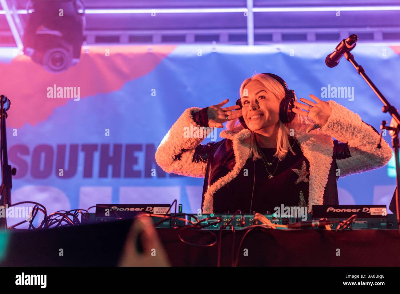 Denise Van Outen, che lavora come DJ durante l'evento celebrativo del Southend City Day a Southend on Sea, Essex, Regno Unito Foto Stock