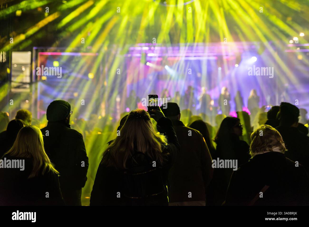Il pubblico guarda il collettivo tempo che intrattiene la folla durante l'evento celebrativo del Southend City Day a Southend on Sea, Essex, Regno Unito Foto Stock