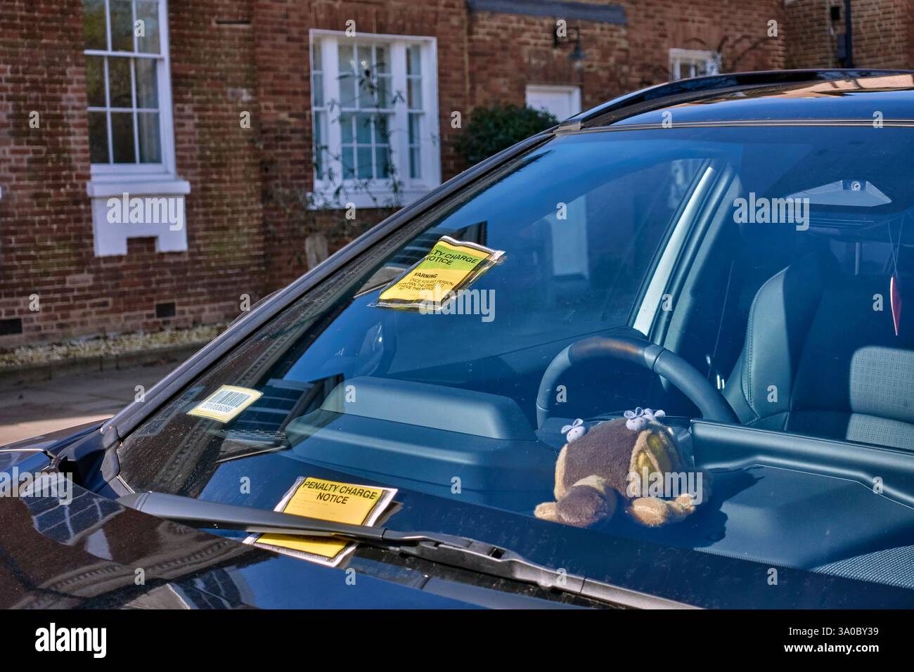 Due biglietti per il parcheggio su un parabrezza. Inghilterra, Regno Unito. biglietto per il traffico Foto Stock