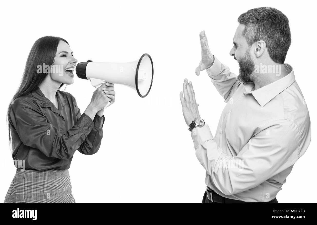 risoluzione dei conflitti. concetto di rivalità. conflitto di affari. donna d'affari che urla un dipendente con un altoparlante isolato su bianco. il capo dell'azienda ha un conflitto Foto Stock
