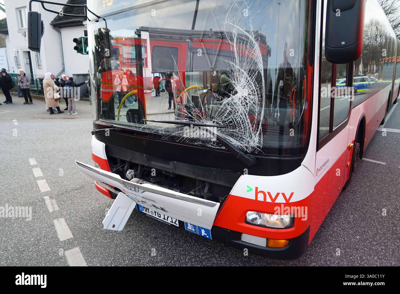 Bus Unfall mit Fussgaenger , Der passant sieht angeblich auf sein Handy und geht bei Rot über die Ampel Der HVV Linienbus erfasst den Mann und verletzt ihn schwer 03.03.2025 ad Amburgo Montag nachmittag an der Kreuzung Rodigallee Schiffbeker Weg Hamburg Deutschland *** incidente di autobus con pedone , il pedone presumibilmente guarda il suo cellulare e passa attraverso il semaforo rosso l'autobus HVV colpisce l'uomo e lo ferisce seriamente 03 03 03 2025 ad Amburgo lunedì pomeriggio all'incrocio Rodigallee Schiffbeker Weg Amburgo Germania Foto Stock