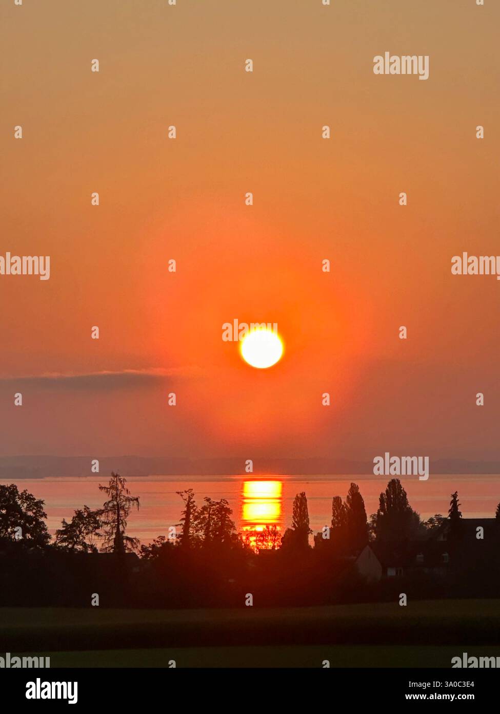 All'alba, Lago di Costanza. Svizzero - Immagine stock catturata con smartphone