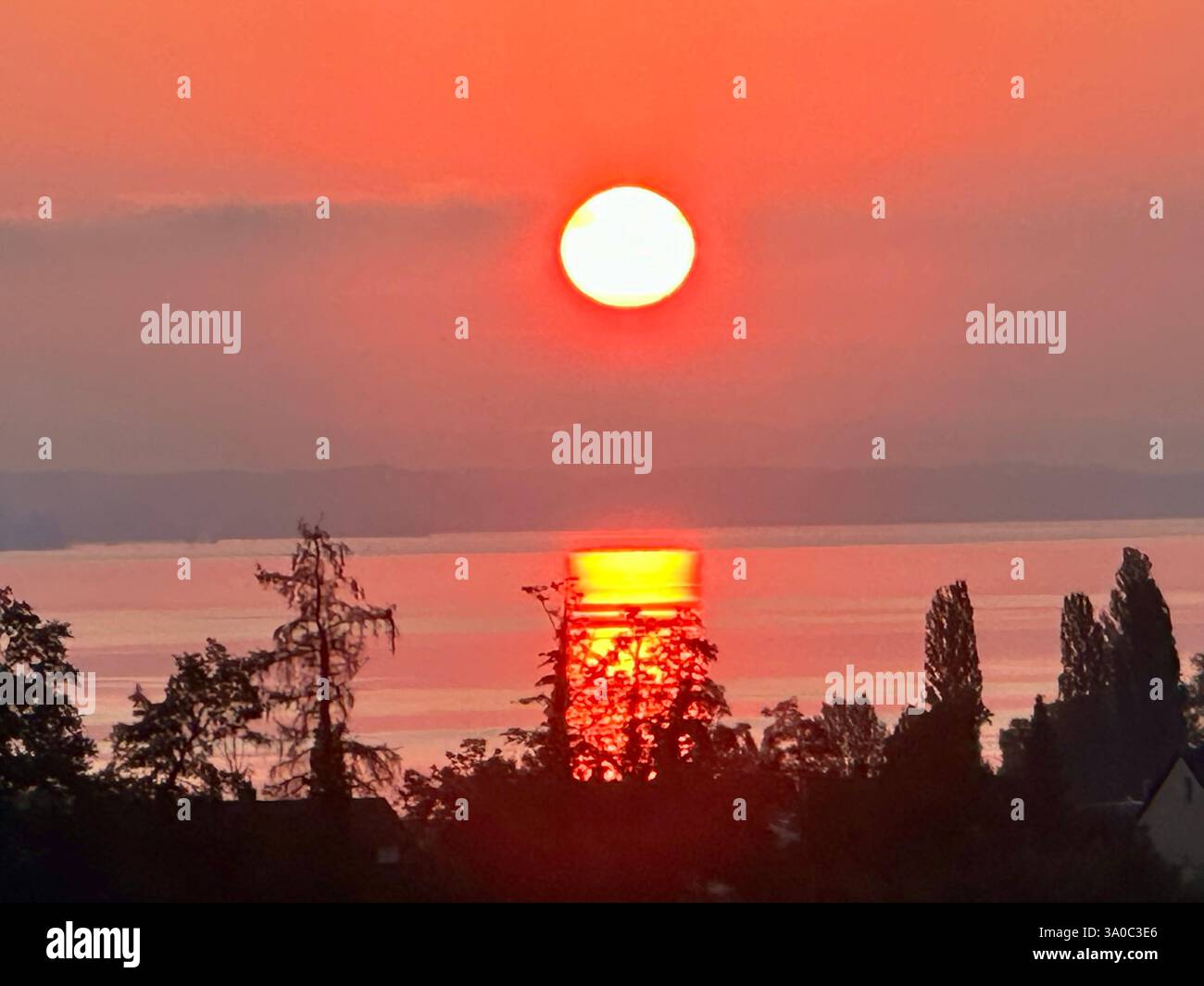 All'alba, Lago di Costanza. Svizzero - Immagine stock catturata con smartphone