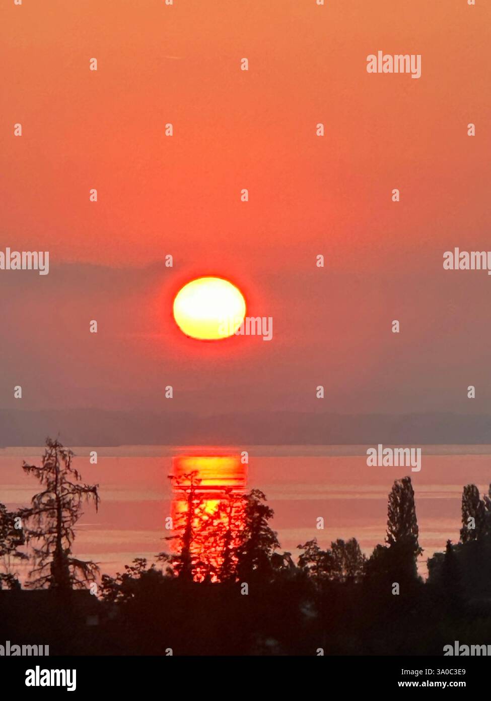 All'alba, Lago di Costanza. Svizzero - Immagine stock catturata con smartphone