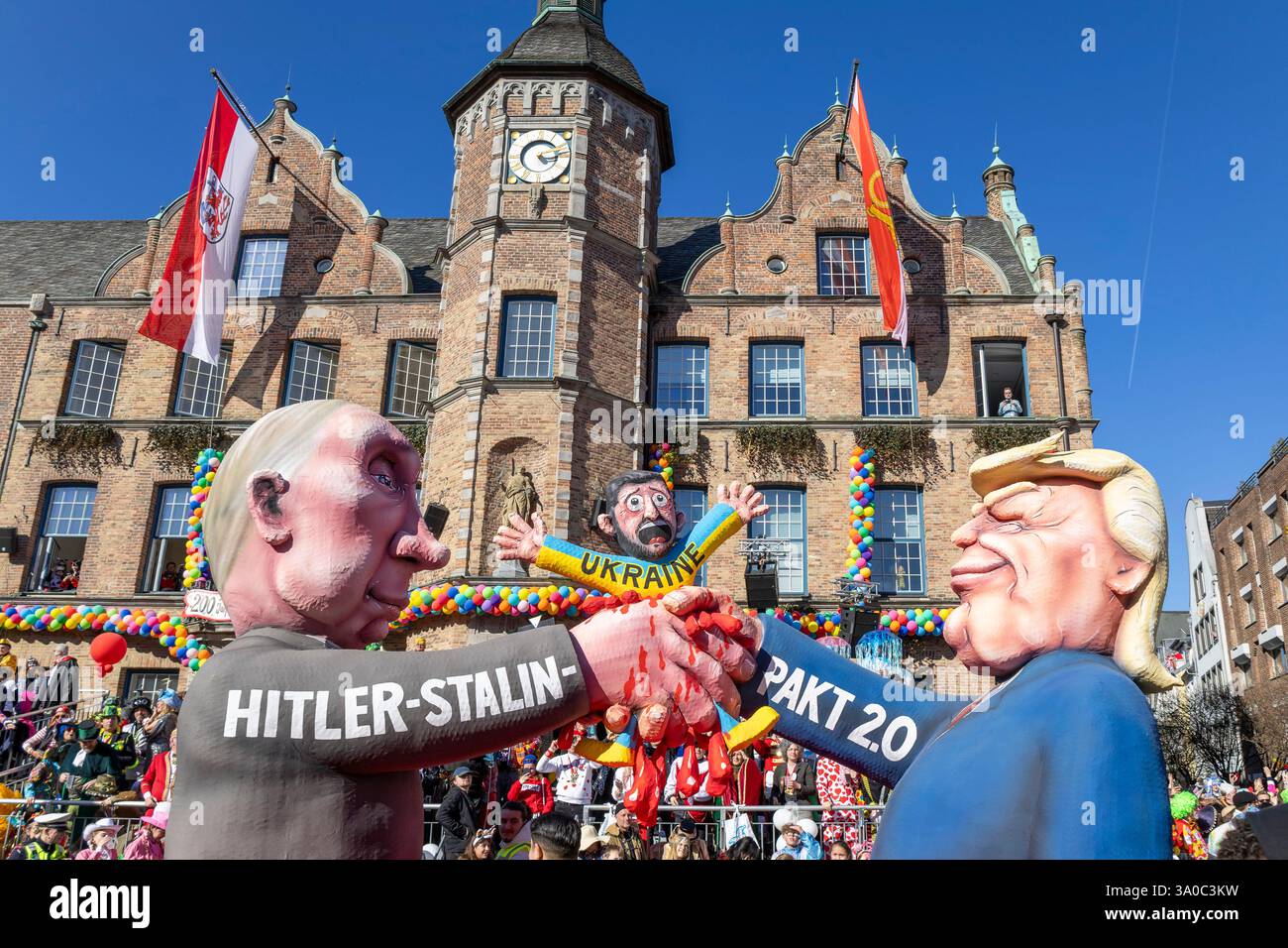 Dusseldorf, Germania. 3 marzo 2025. Sfilata di Carnevale a Rosenmontag (lunedì delle rose). Carri di Carnevale disegnati da Jacques Tilly. Putin e Trump tirano fuori Volodymyr Zelenskyy. Foto Stock