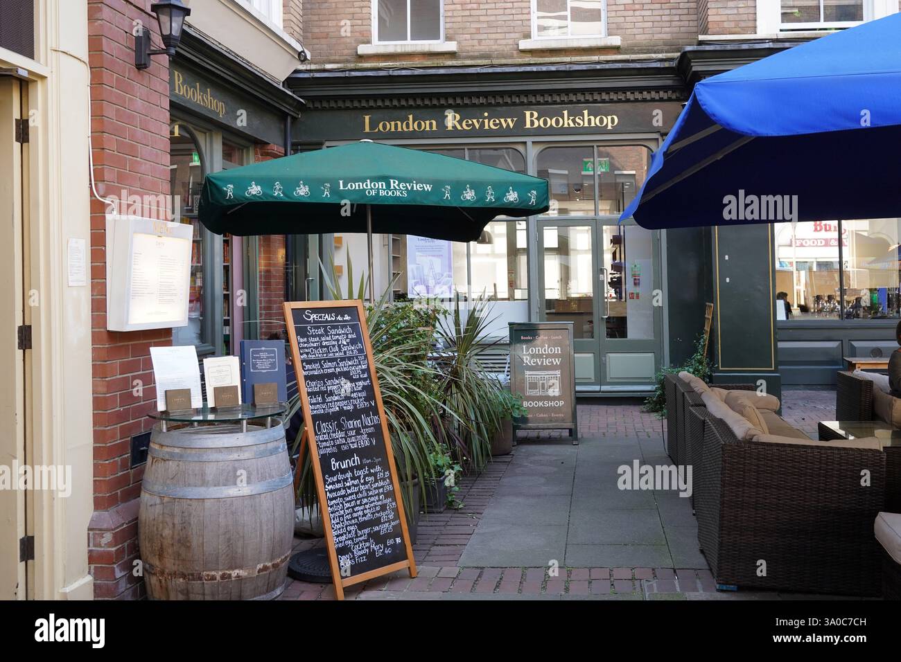 Londra, Regno Unito - 20 settembre 2024: Libreria e caffetteria all'aperto nel quartiere Bloomsbury di Londra Foto Stock