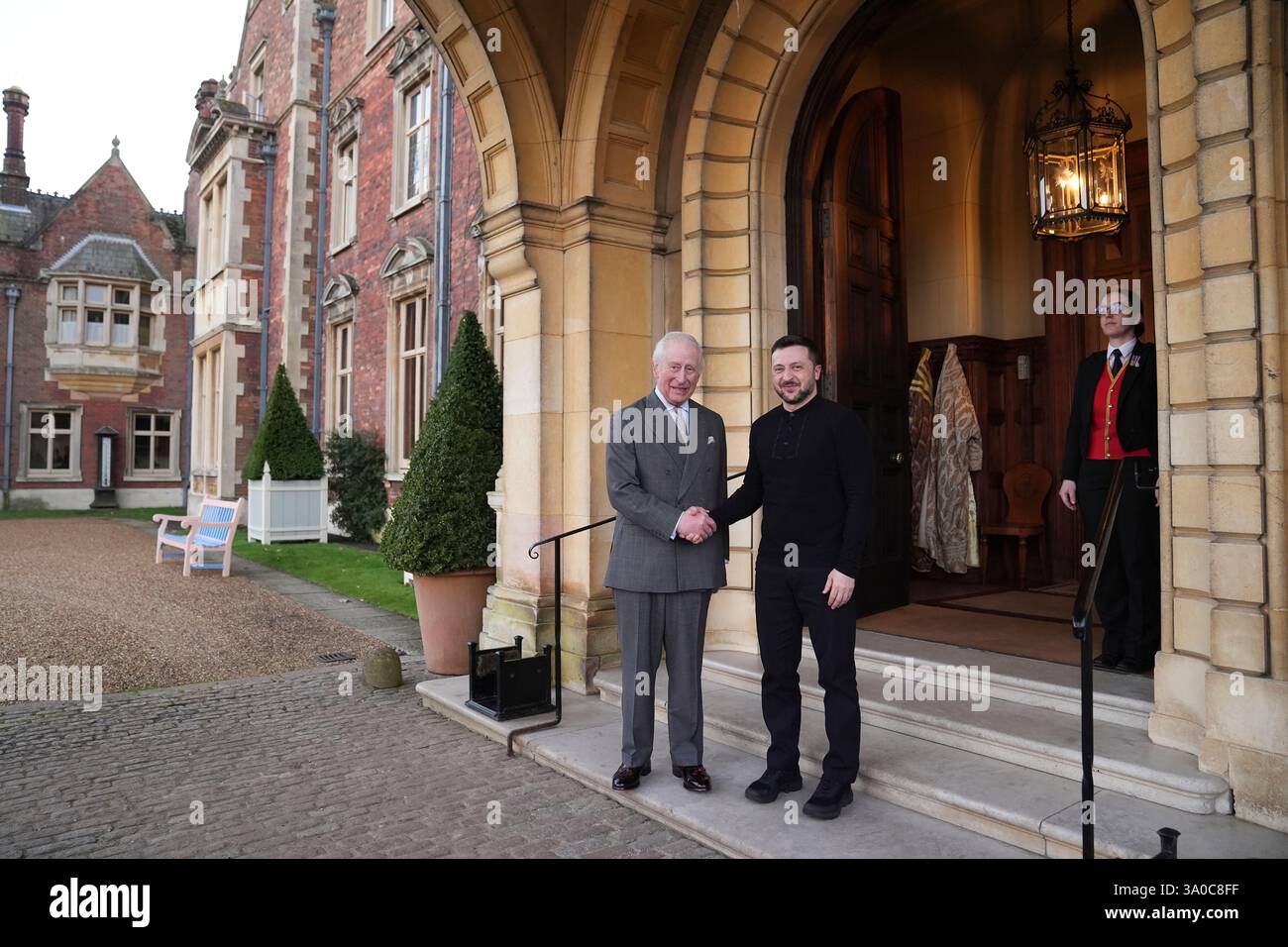 Re Carlo III incontra il presidente ucraino Volodymyr Zelensky nella tenuta di Sandringham a Norfolk. Foto Stock