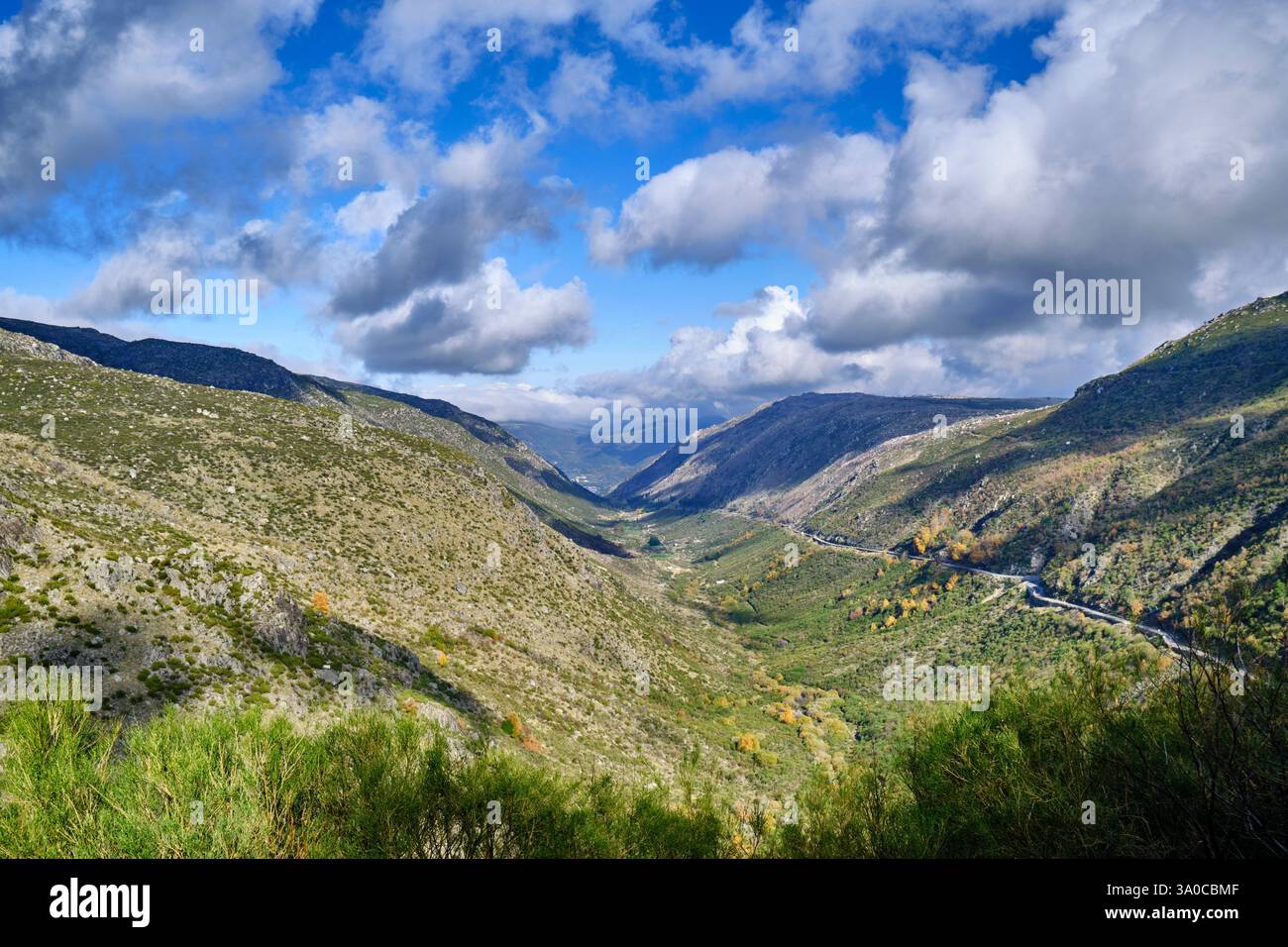 La Valle del Ghiacciaio del fiume Zezere. Parco naturale Serra da Estrela, Portogallo Foto Stock