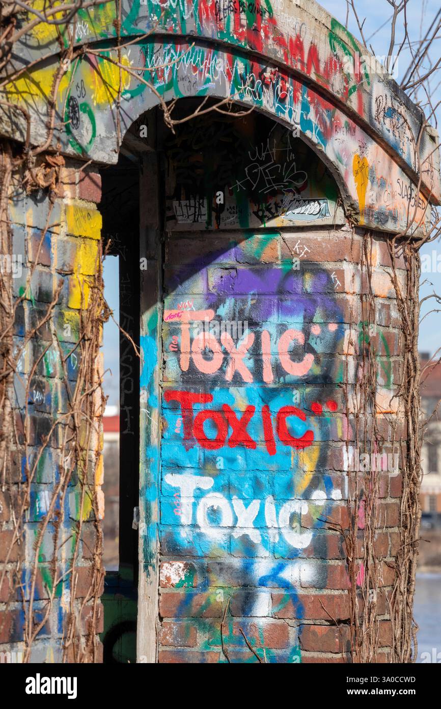 Detroit, Michigan - la scritta Graffiti "Toxic" è dipinta su un ponte pedonale abbandonato a Belle Isle, un parco statale nel fiume Detroit. Foto Stock