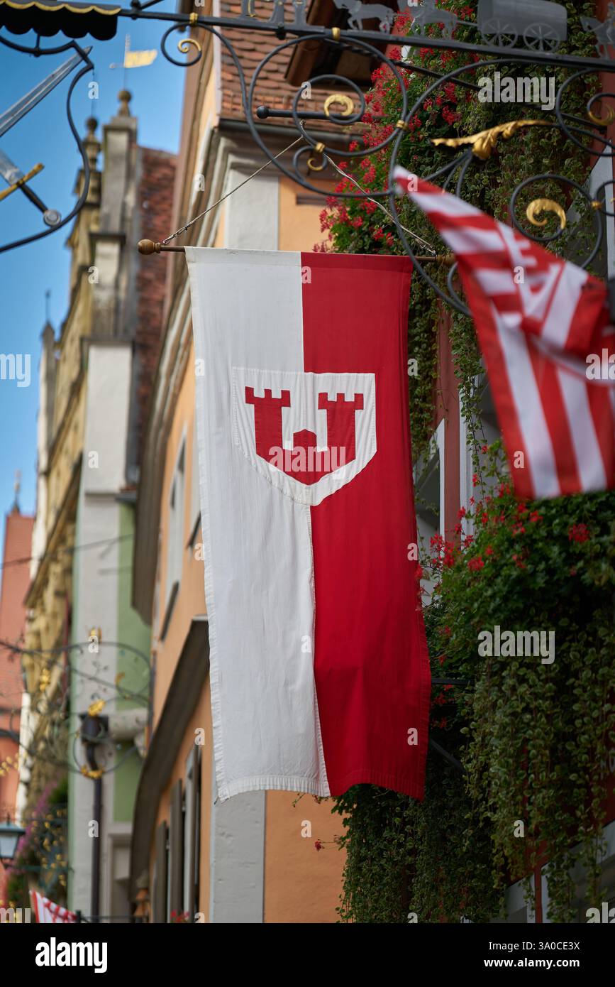 Stemma della città medievale di Rothenburg ob der Tauber su uno stendardo nella città vecchia Foto Stock
