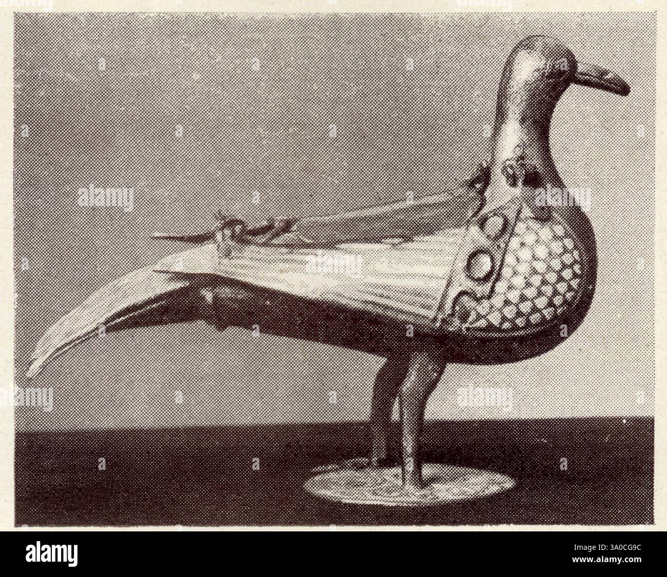Colombe eucharistique. Émail champlevé de Limoges. XIIIe siècle Foto Stock