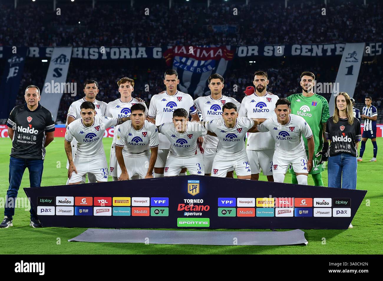 La squadra Tigre (L-R) posa per la foto della squadra con Felipe Tomas portiere, Zenobio, Nehuen Paz, Joaquin Laso, Nahuel Eugénio Banegas, Martin Garay, Santiago G. Foto Stock