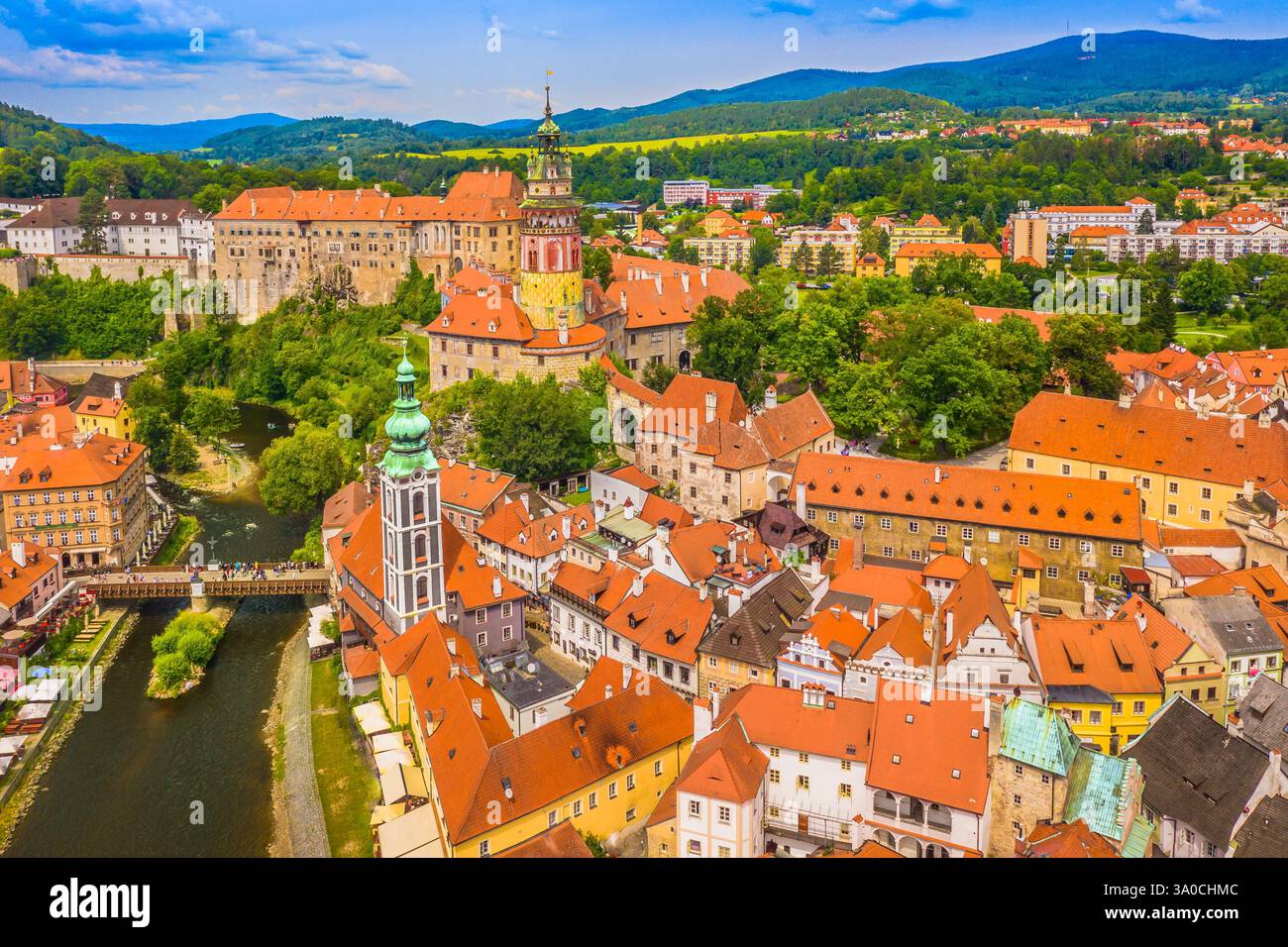 Veduta aerea della città storica di Cesky Krumlov e del tortuoso fiume Moldava Foto Stock