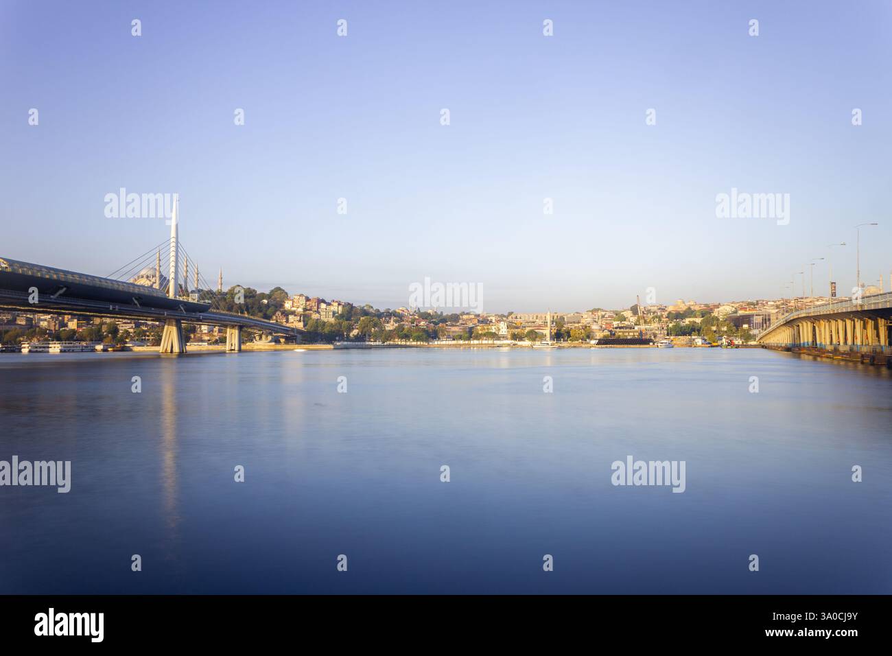 Golden Corno d'Oro Panorama Halic Metro Bridge Istanbul durante il giorno Foto Stock