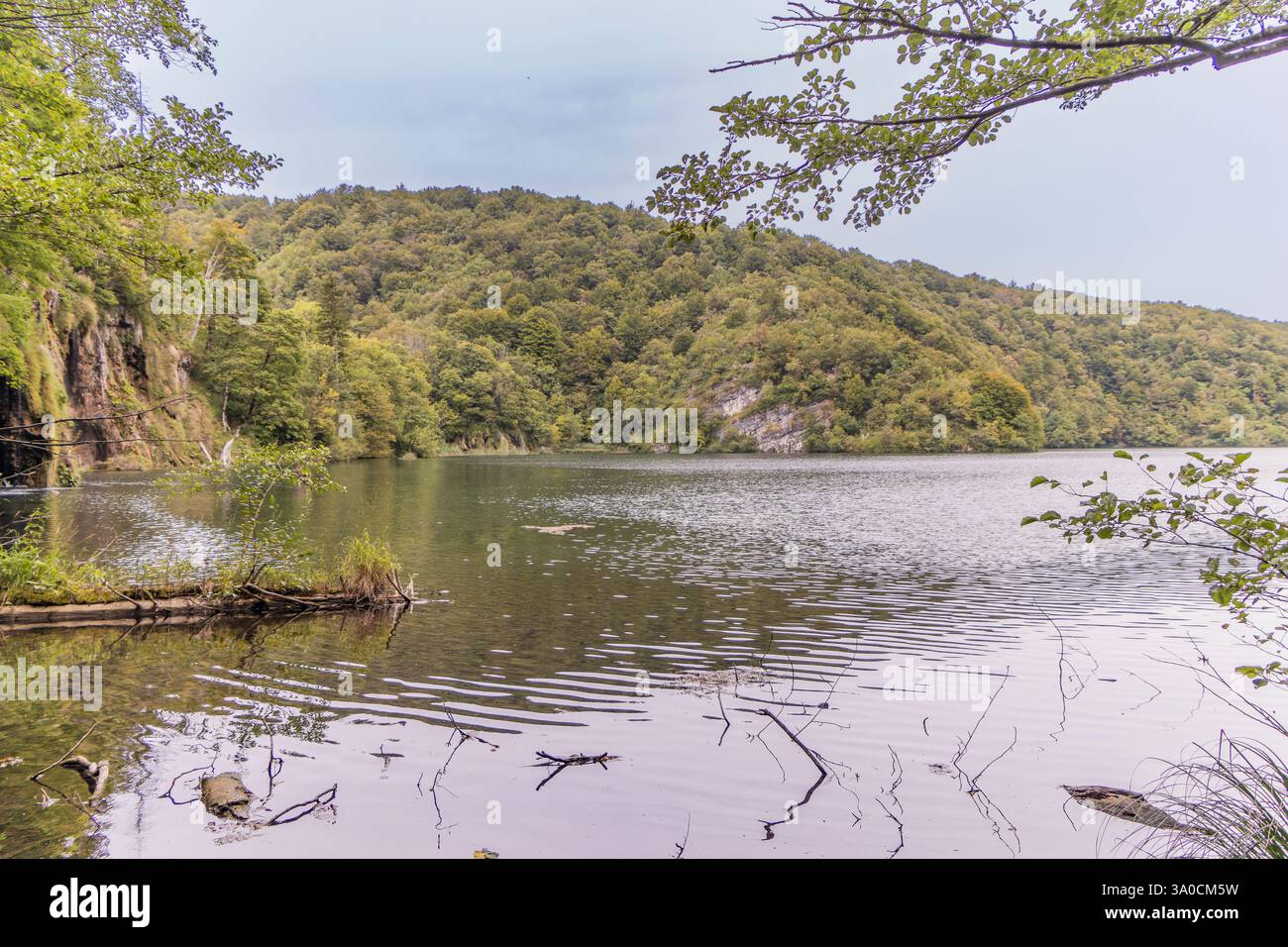 Il lago Proscansko è uno dei laghi più grandi del parco nazionale dei laghi di Plitvice in Croazia Foto Stock