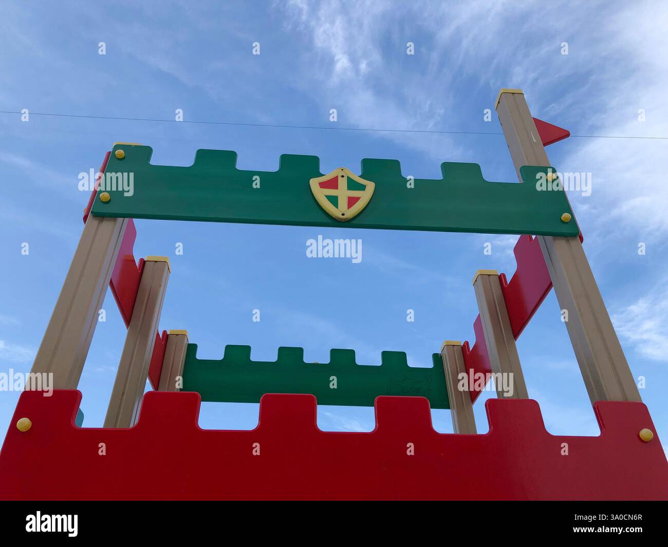 Fortezza con torre contro il cielo blu, vista ad angolo basso, parco giochi per bambini Foto Stock