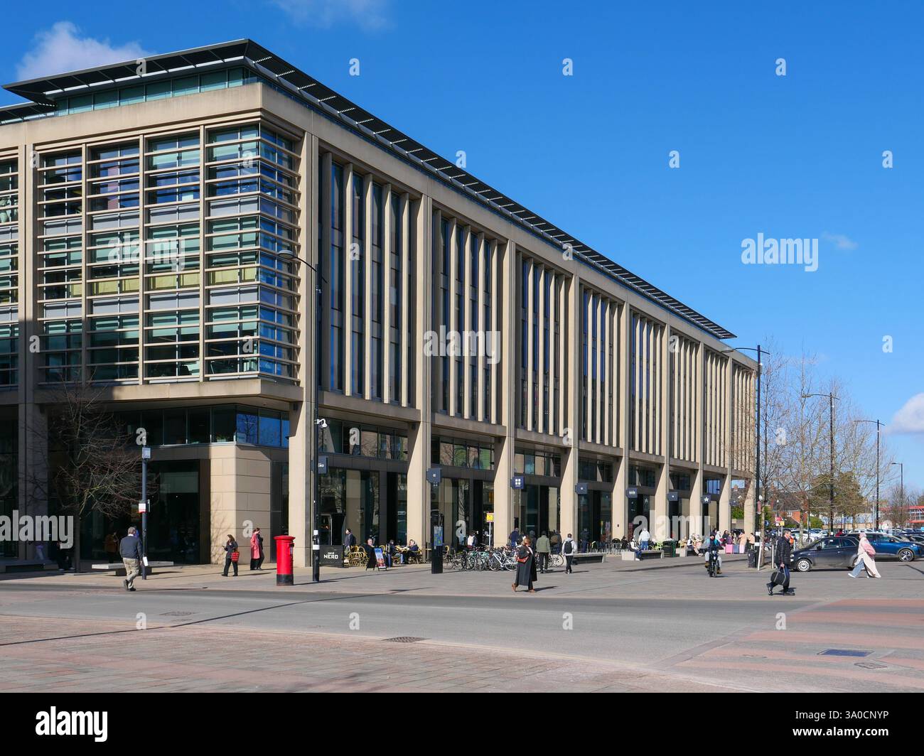 Edifici moderni di uffici e ristoranti a Station Square, Cambridge, Inghilterra, Regno Unito Foto Stock