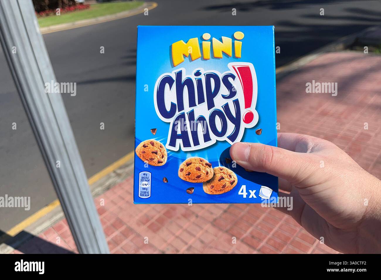 Una scatola di mini chip! Cookie. Costa Adeje, Tenerife, Isole Canarie, Spagna. 28 gennaio 2025. - Immagine stock catturata con smartphone