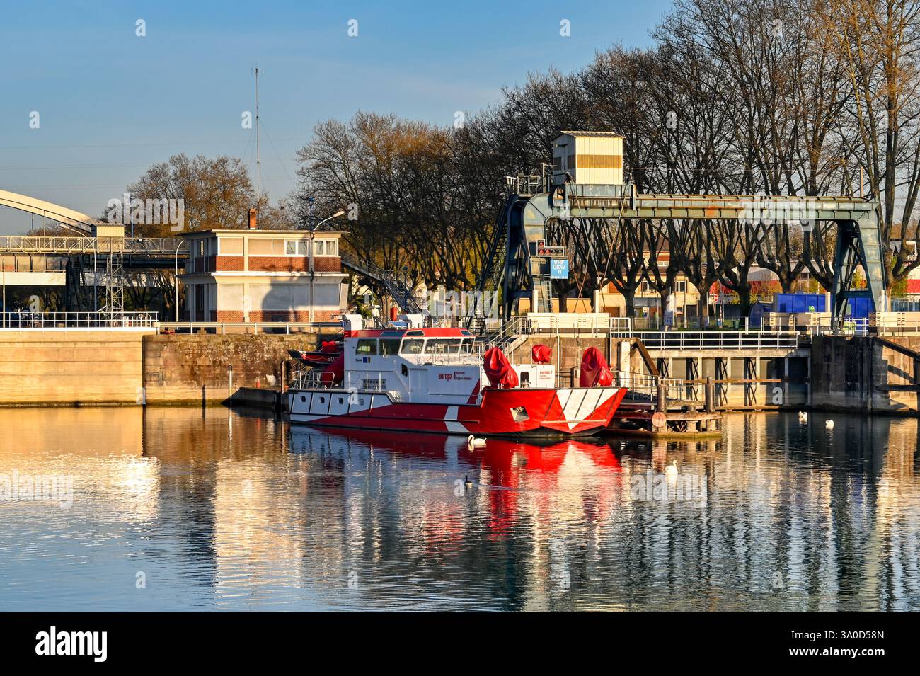 Strasburgo, Francia - 11 aprile 2022: Motoscafo antincendio all'ingresso della chiusa dal fiume Reno al canale del Reno e del Reno Foto Stock