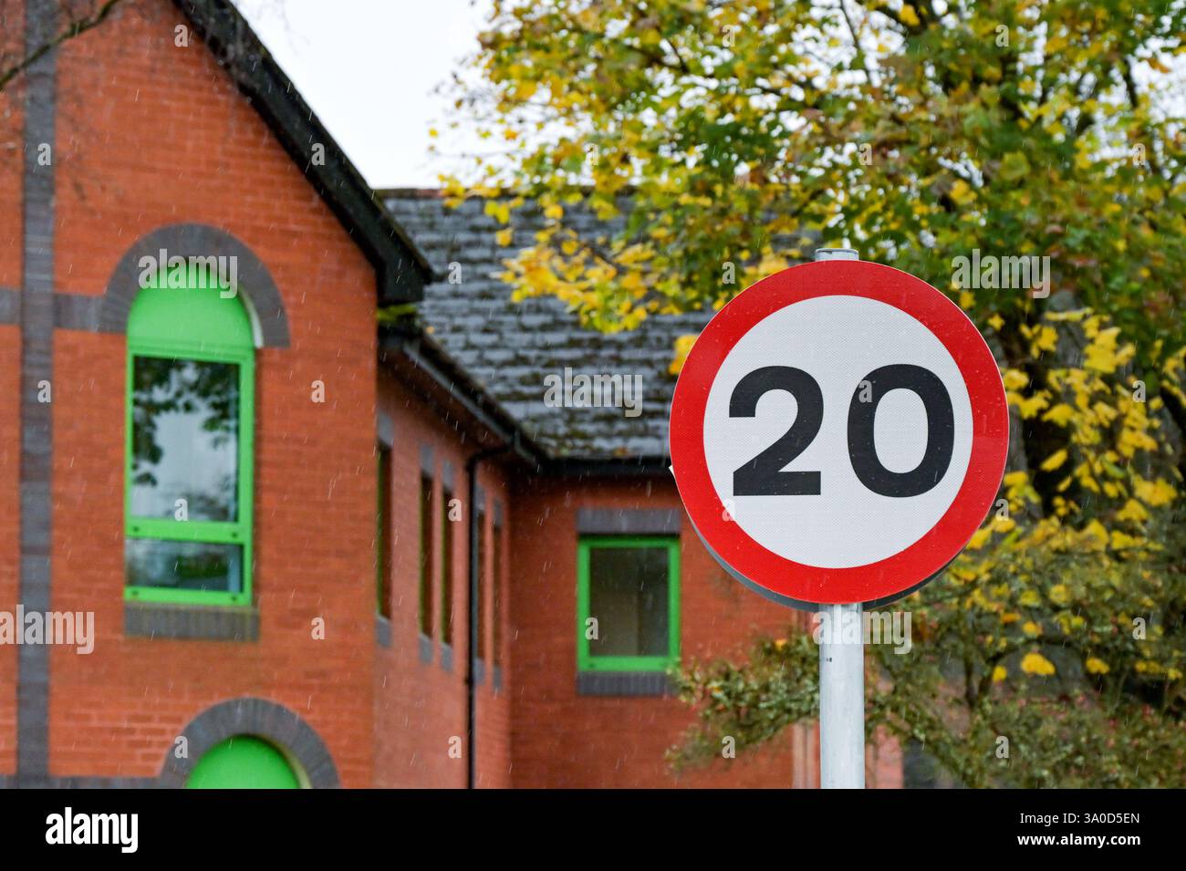 Treforest , Pontypridd, Galles, Regno Unito - 24 novembre 2024: Segnale stradale per una zona con limite di velocità limitato di 20 mph Foto Stock
