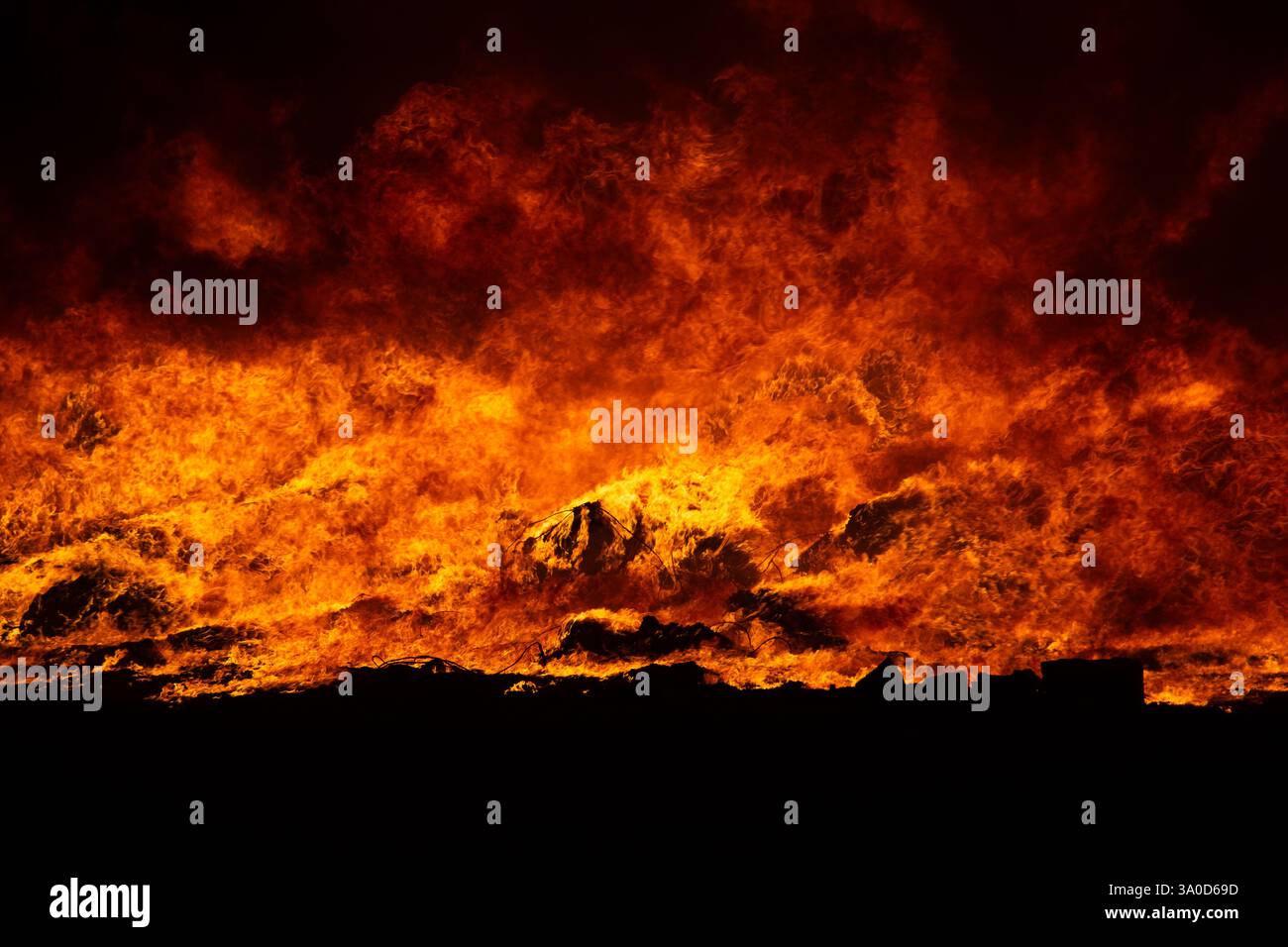Grande fuoco e fumo di notte. Foto Stock