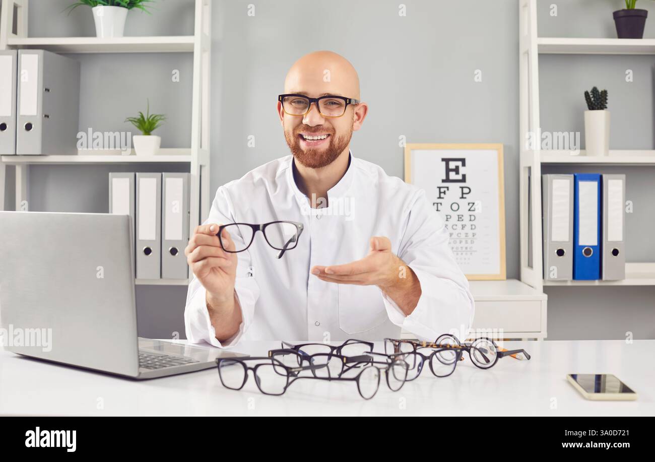 Oftalmologo medico sorridente in clinica, aiutando a scegliere gli occhiali corretti, servizio di visione medica Foto Stock